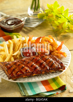 BBQ Schweinefleisch Rippchen mit gebratenen Garnelen und Bratkartoffeln Stockfoto