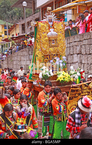 Prozession in Aguas Calientes, Urubamba-Tal, Peru, Anden, Südamerika Stockfoto