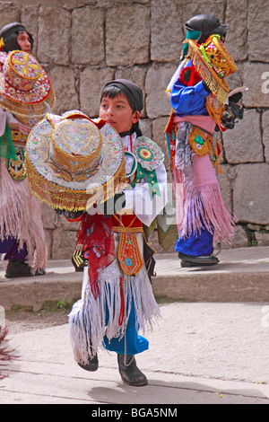 kleiner Junge bei einem traditionellen Trachtenumzug in Aguas Calientes, Urubamba-Tal, Peru, Anden, Südamerika Stockfoto