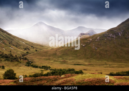 Glen Etive, Glencoe Region in Schottland mit Nebel und Regen herein, im Frühherbst Stockfoto