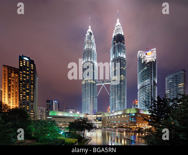 Petronas twin Towers bei Nacht Stockfoto