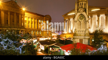 Dem deutschen Markt im Stadtzentrum von Bimingham zu Weihnachten. Vor dem Rathaus und Rathaus. Stockfoto