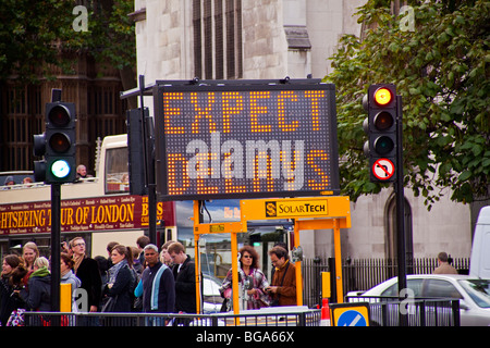 ein Schild mit "Grindavik Verzögerungen" in Westminster London England Uk Stockfoto