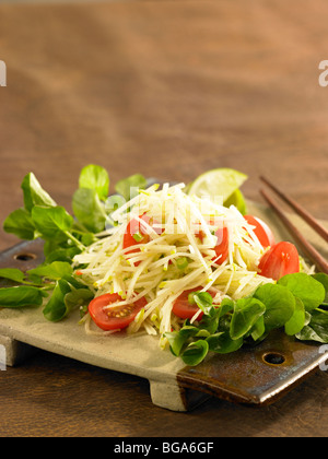 Grüne Papaya-Salat mit Granny Smith Äpfel zu verspotten Stockfoto