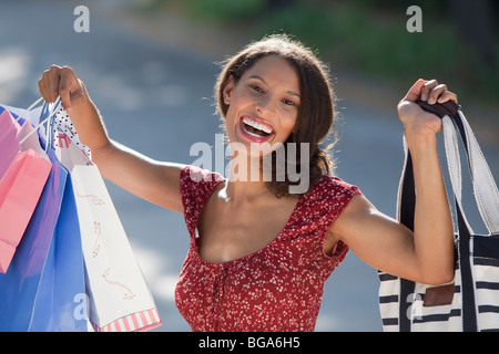 Junge Frau mit Einkaufstüten. Horizontal gerahmten Schuss. Stockfoto