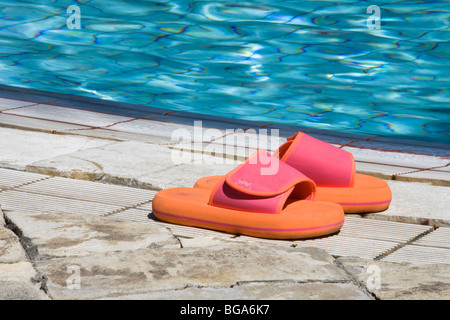 Badeschuhe von Schwimmbad Stockfoto