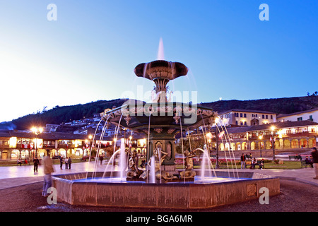 Die beleuchtete Plaza Mayor Cuzco mit Brunnen, Anden, Peru, Südamerika Stockfoto