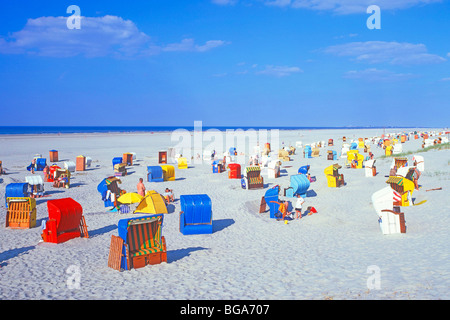 Korbsesseln am Strand von Juist-Insel, Ostfriesland, Nordsee, Niedersachsen, Deutschland Stockfoto