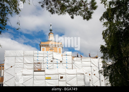 Wiederherstellung der alten historischen Holzkirche in Rautalampi, Finnland Stockfoto