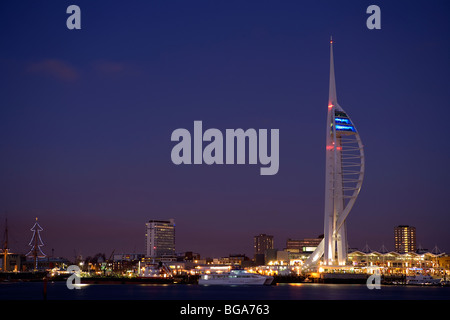 Portsmouth Hafen und Spinnaker Tower Nacht Stockfoto