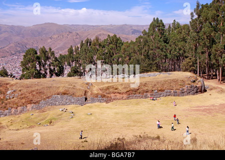 Menschen Sie Fußball spielen neben den Inka-Ruinen von Kenko, Anden, Peru, Südamerika Stockfoto