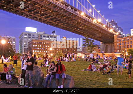 Menschen beobachten den 4. Juli Feuerwerk aus unter Manhattan Bridge in Fulton Ferry in Brooklyn, New York, Vereinigte Staaten von Amerika Stockfoto