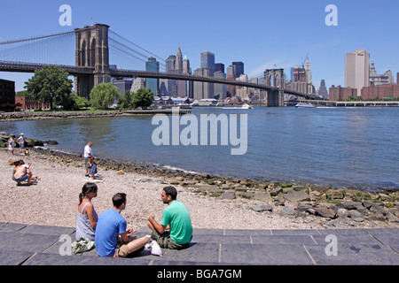 Brooklyn Bridge und die Skyline von Manhattan gesehen von Fulton Ferry in Brooklyn, New York, Vereinigte Staaten von Amerika Stockfoto