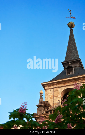 Glockenturm der Kathedrale Alacal de Henares in Madrid, Spanien. UNESCO-Weltkulturerbe. Stockfoto