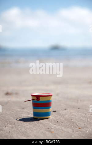 Sand Schaufel am Strand; Boulmer Strand, Northumberland, England Stockfoto