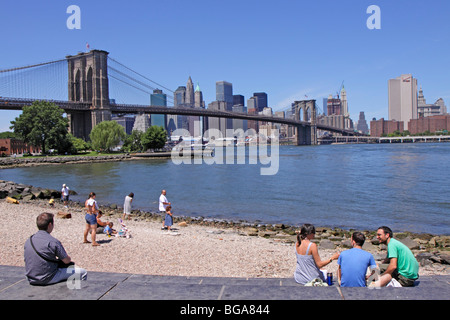 Brooklyn Bridge und die Skyline von Manhattan gesehen von Fulton Ferry in Brooklyn, New York, Vereinigte Staaten von Amerika Stockfoto