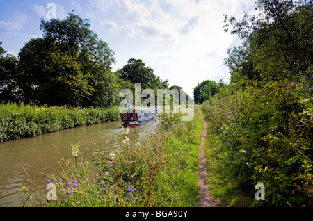Der Oxford-Kanal mit dem Narrowboat „Sophie-Jane No. 2“ in der Nähe von Braunston, Northamptonshire, England, Großbritannien Stockfoto