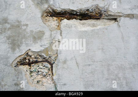 Löcher und Risse in der Ufermauer, Brockton Point, Vancouver, BC, Kanada. Stockfoto