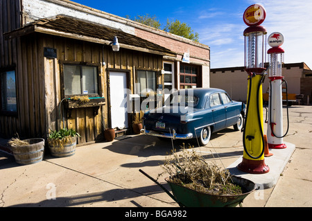 Tankstelle, die Anzeige einer klassischen 1950 Ford und Vintage Zapfsäulen in Williams, Arizona, an der historischen Route 66. Stockfoto