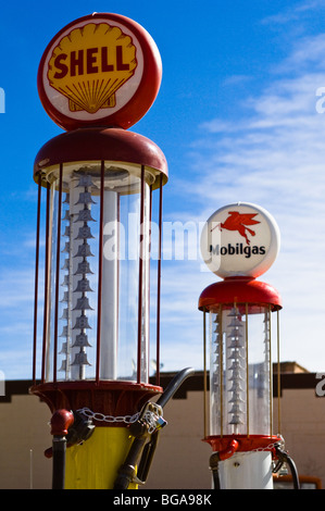 Vintage Zapfsäulen auf dem Display in Williams, Arizona, an der historischen Route 66 Stockfoto