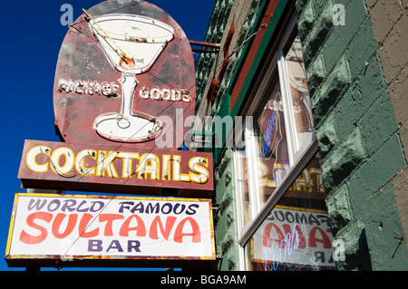 Melden Sie für die Sultana Bar in Williams an, Arizona, an der historischen Route 66. Stockfoto