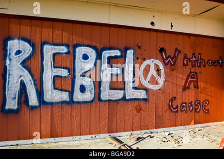 Graffiti an einem verlassenen Gebäude in der Geisterstadt zwei Geschütze, Arizona. Stockfoto