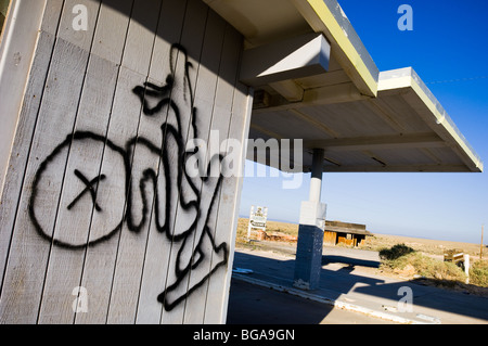 Graffiti auf eine verlassene Tankstelle in zwei Geschütze, Arizona. Stockfoto