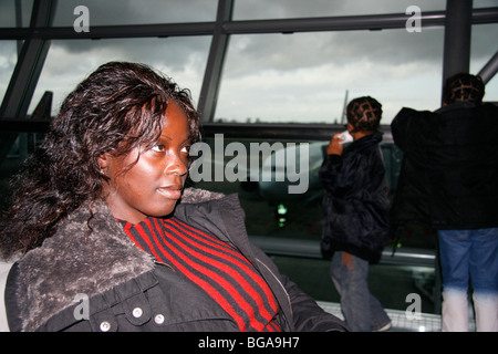 Gelangweilt Reisende warten auf einen Flug am Flughafen Brüssel Stockfoto