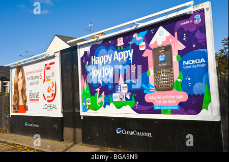 ClearChannel Billboard-Website mit Poster für Nokia-Handys neben Cheryl Cole L'Oreal Anzeige in Newport South Wales UK Stockfoto