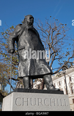 Der imposanten Statue von Sir Winston Churchill, Ivor Roberts-Jones, in Parliament Square, London, UK. Stockfoto