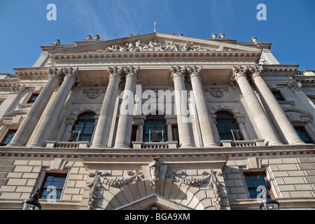 Nach oben auf die vordere Fassade des HM Treasury Building, Whitehall, London, UK. Stockfoto