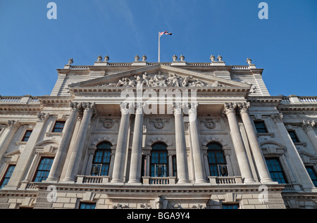 Nach oben auf die vordere Fassade des HM Treasury Building, Whitehall, London, UK. Stockfoto