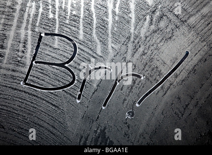 Das Wort Brr geschrieben in Frost an einem Auto Windschutzscheibe im Winter in Großbritannien. Stockfoto