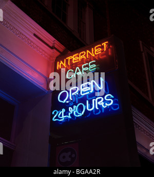 Melden Sie Werbung eine 24-Stunden-Internet-Café. Stockfoto