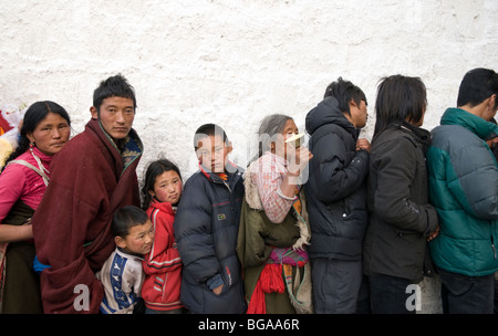 Pilgern in der Schlange stundenlang den Heiligen Jokhang Tempel in Lhasa-Tibet eingeben Stockfoto