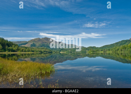 Reflexionen über Loch Achray und Ben Venue im Hintergrund Loch Lomond und Trossachs National Park Stirling District Schottland Stockfoto