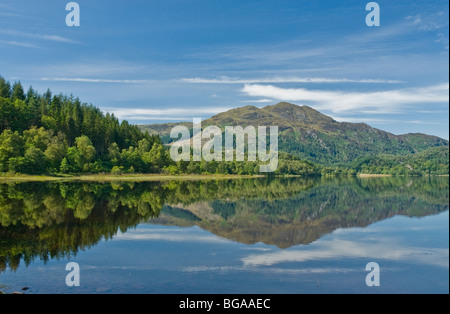 Reflexionen über Loch Achray und Ben Venue im Hintergrund Loch Lomond und Trossachs National Park Stirling District Schottland Stockfoto