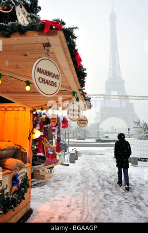 Paris, Frankreich, Winterschneesturm, Weihnachtsmarkt, Marché de Noel, „Jardins Trocadero“, Einzelgänger, Straßenverkäufer, WINTERSZENE, Stockfoto