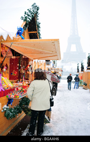 Paris, Frankreich, Wintermenschen Shopping im Schneesturm, französischer Weihnachtsmarkt, Marché de Noel, Straßenszene Stockfoto