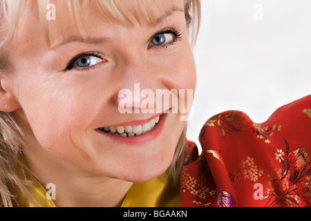 schöne junge Frau in roten orientalisches Gewand Stockfoto