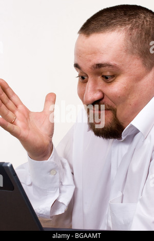 Geschäftsmann, Blick auf Bildschirm des Notebook mit sehr überrascht Gesicht auf weißem Hintergrund Stockfoto