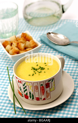 Leichte Suppe aus Kürbis und Lauch. Rezept zur Verfügung. Stockfoto