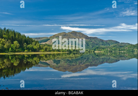 Reflexionen über Loch Achray und Ben Venue im Hintergrund Loch Lomond und Trossachs National Park Stirling District Schottland Stockfoto