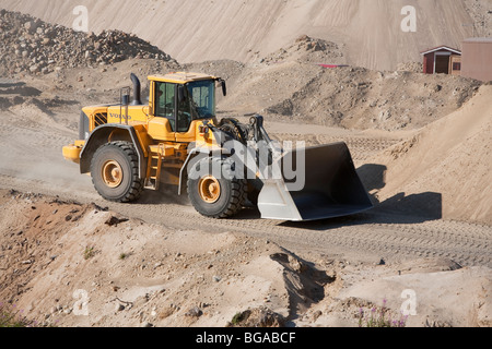 Volvo Frontlader bewegt sich Sand in einem Sandkasten, Finnland Stockfoto