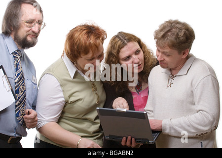 vier Personen aus dem Geschäft team etwas zu diskutieren und Blick auf den Bildschirm des Notebooks auf weißem Hintergrund Stockfoto