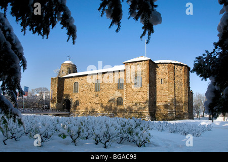 SCHNEE-SZENE IN COLCHESTER CASTLE PARK MIT DEM SCHLOSS IN SONNENLICHT GETAUCHT. Stockfoto