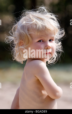 Porträtgemälde von schöne blonde Mädchen auf Natur Hintergrund Stockfoto