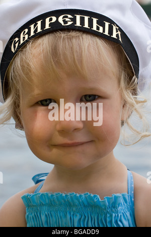 Porträt eines niedlichen Babys im russischen Seemanns Mütze Stockfoto