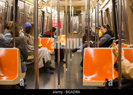 Muslimischen Mann liest aus dem Koran in der u-Bahn in Manhattan, New York City Stockfoto