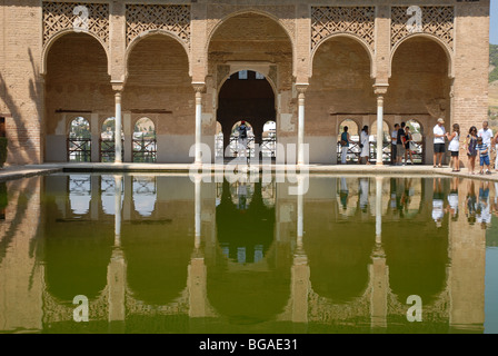 Besucher auf der offenen Säulenhalle des Torre de Las Damas, Turm der Damen, Partal, der Alhambra, Granada, Andalusien, Spanien Stockfoto